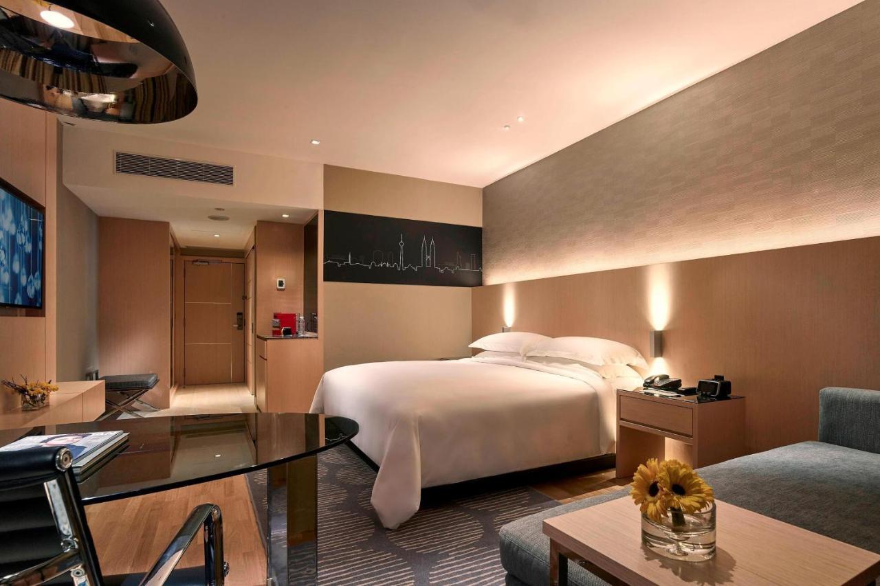 Renaissance Hotel 5*